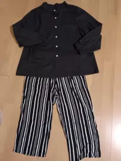 黒ブラウスとストライプパンツモノトーンセットアップ