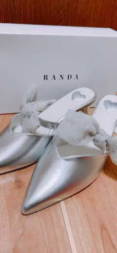 RANDA 24,5cmハート刺繍シルバーリボンミュール