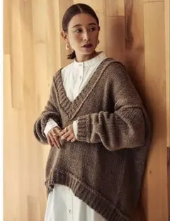 極美品！CREDONA クレドナ　ルーズVネックニット　ブラウンのサムネイル