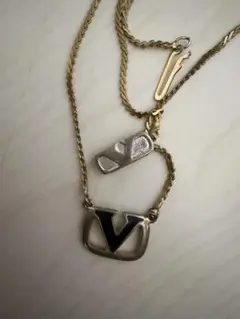 VALENTINO Vロゴ ネックレス ゴールド ブラックのサムネイル