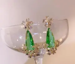 エメラルドグリーン ピアス 花モチーフ 揺れる 豪華　新品