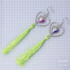 037 タッセル グリーン ライト 緑 ハート キラキラ ピアス