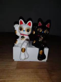足組み招き猫　　招き猫　天使 Amazon.co.jp: 【DecoBaboo招き猫】ラッキーキャット 小 足組猫
