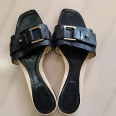 GUCCI ブラックレザーサンダル