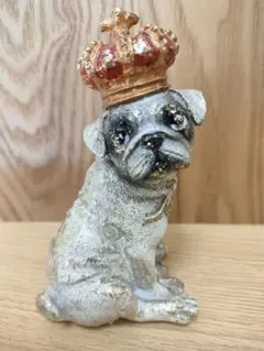 王冠付きパグの置物