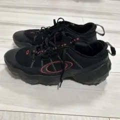 Oakley スニーカー 8.5 黒/赤 - メルカリ