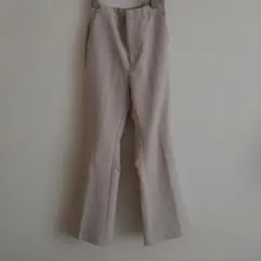 ベージュ カジュアルパンツ フレアシルエットのサムネイル