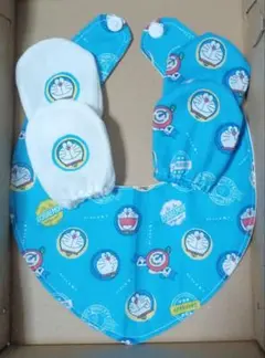 【新品】ドラえもん3点セット、よだれかけ1個（スタイ）ミトン2組