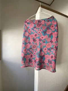 つるつるした花柄スカートのサムネイル