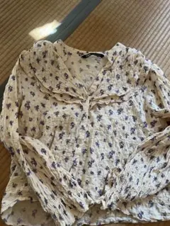 ZARA フリル付き紫花柄長袖ブラウス