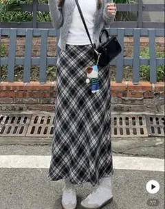 黒と白のチェック柄ロングスカート