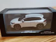 新品未使用！トヨタ特注カローラクロス 1/30 ミニカー プラチナホワイトパールのサムネイル