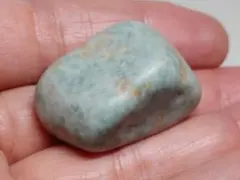 糸魚川72 翡翠 63g ヒスイ 原石 鑑賞石 自然石 誕生石 鉱物 鉱石 水石