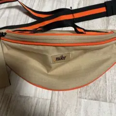 新品タグ付き】NIKE ボディバッグ ベージュ×オレンジ 1L