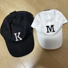 黒と白のキャップ KとM刺繍　イニシャル