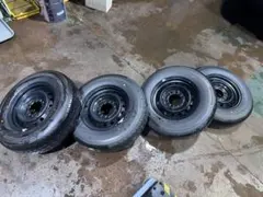 ハイエース　新車外し純正ホイールタイヤセット　ホイールキャップ　ナット付きのサムネイル