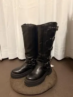 バックル付きブラックロングブーツ