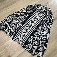 【美品】ZARA サテン生地 モノトーンボタニカル柄長袖シャツブラウス