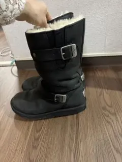 黒いレザー ムートンブーツ