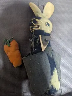 アンティーク　昭和モンペで作った　ウサギとニンジンのぬいぐるみ
