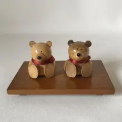 木製クマの置物 赤いリボン付き