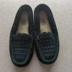 UGG スタッズ付きスリッポン 黒