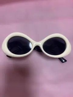 Urban outfitters オーバル型サングラス ホワイト×ブラックのサムネイル