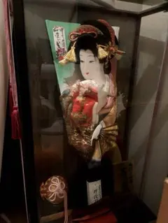 日本人形 羽子板　昭和レトロ 押絵羽子板 8号 昭和レトロモダン 右向き スタンド付き – 寿鳳人形の東芸