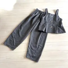 グレー セットアップ ボタン付きベストとワイドパンツ