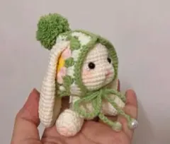 ウサギのあみぐるみ ポンポン付き