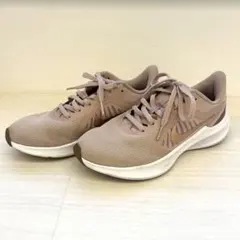 Nike スニーカー ランニングシューズ ピンクベージュ 24cmのサムネイル