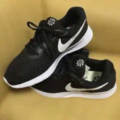 Nike ブラック/ホワイト スニーカー25.5cmメンズ美しい靴です。