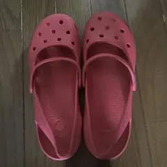 crocs ピンク サンダル ストラップ付き