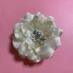 アイボリー 花型ブローチ ビーズ付き