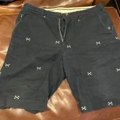 BEAMS 黒 刺繍ショートパンツ