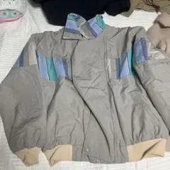 ナイロンジャケット グレーと青のストライプ