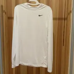 Nike Dri-FIT ホワイトロングスリーブTシャツ
