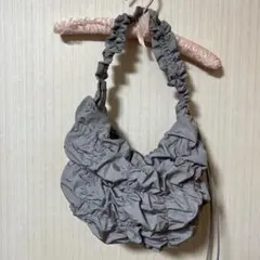 グレー ラッフルデザイン ショルダーバッグ　ギャザーデザイン　GU
