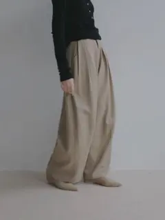 ETRE TOKYO ソフトコットンタックカーブパンツのサムネイル