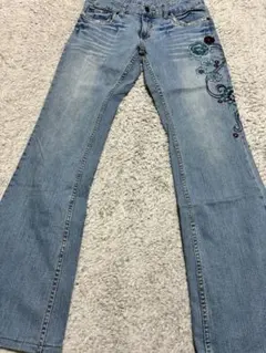 フラワー刺繍フレアデニムパンツ