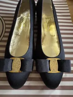 フェラガモVARA 黒シルク6Bラインストーン　パンプス