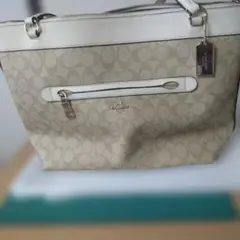 COACH ショルダーバッグ ベージュ ロゴ柄。