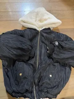 フード付き黒ジャケット ピンクラテ