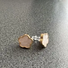 花型ホワイトクリアピアス（箱付き）