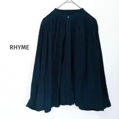 RHYME 長袖ブラウス　比翼ボタン　スタンドカラー　銀ボールボタン　光沢感
