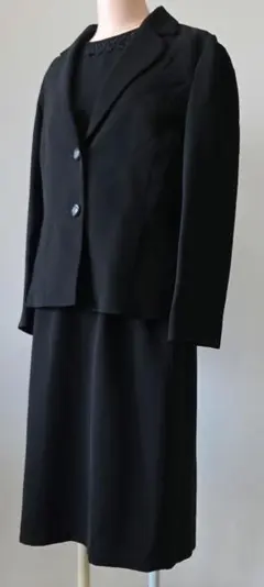 【最終価格】 13号 ブラックフォーマル スカートスーツ 半袖刺繍付き