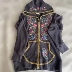 ダークグレー フード付き刺繍パーカー