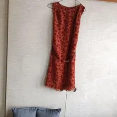 赤色ドット柄ノースリーブワンピース