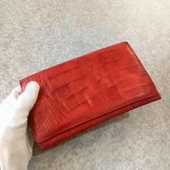 綺麗な赤色♪ 美品 二つ折り長財布 型押し 格好いいデザイン