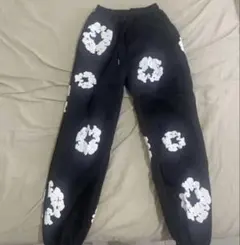 デニムティアーズ黒 花模様 スウェットパンツ
